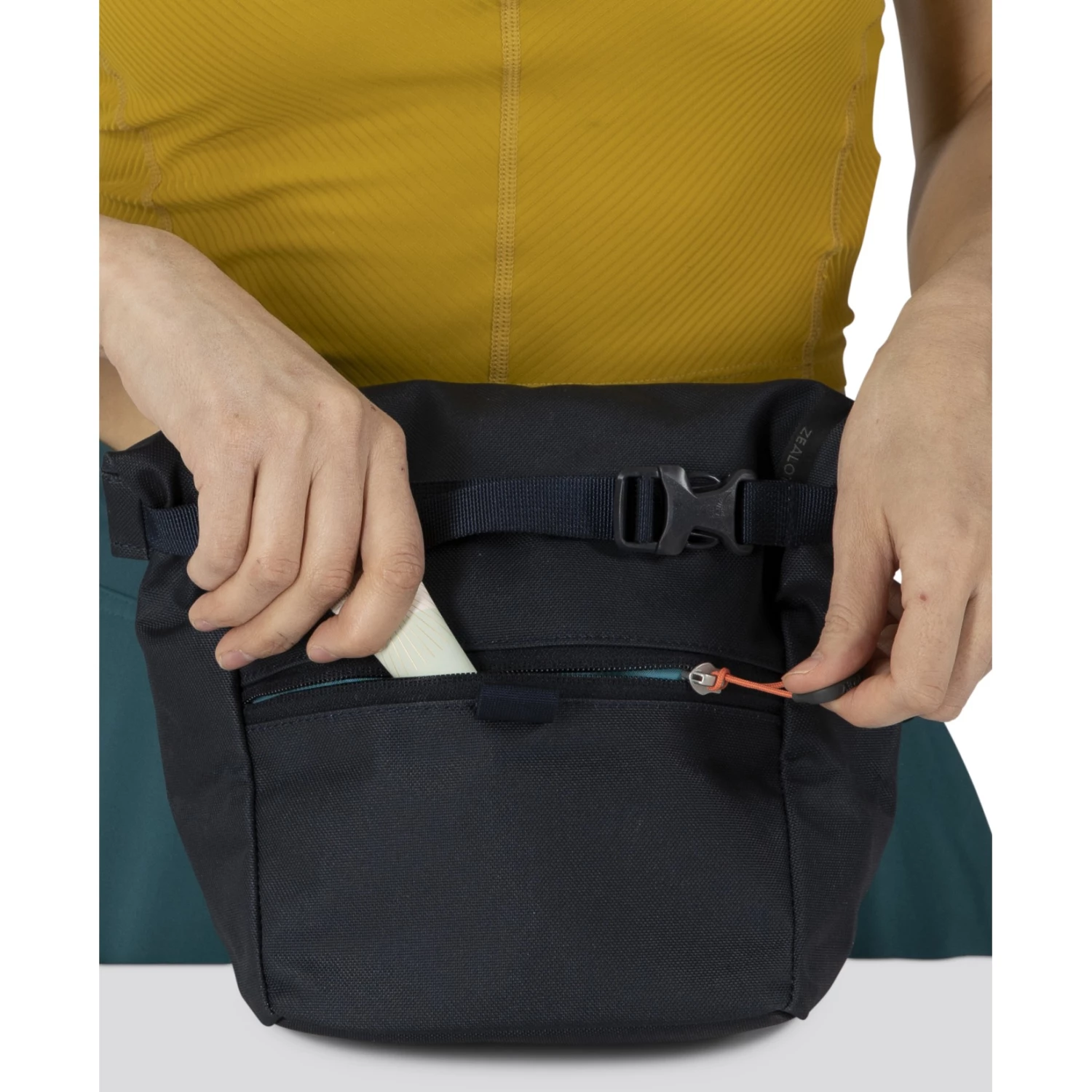 Osprey Zealot Boulder Chalk Bucket - Cetacean Blue Osprey Zealot Boulder Chalk Bucket - Cetacean Blue -Edelrid Shop osprey zealot chalkbucket 2 1256034 1