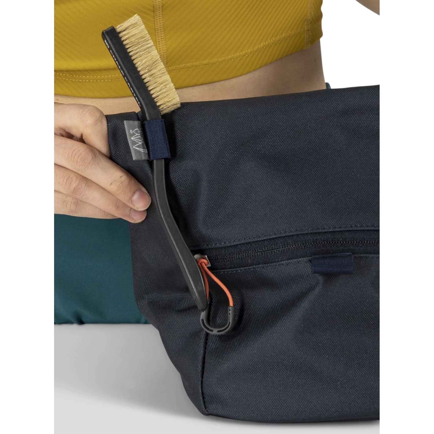 Osprey Zealot Boulder Chalk Bucket - Cetacean Blue Osprey Zealot Boulder Chalk Bucket - Cetacean Blue -Edelrid Shop osprey zealot chalkbucket 6 1256038 1